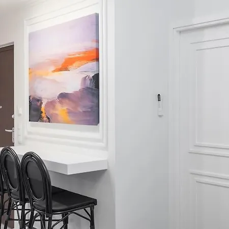 Lux 2 Bedroom Next To Metro Apartment