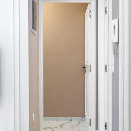Lux 2 Bedroom Next To Metro Apartment *