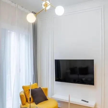 Lux 2 Bedroom Next To Metro Apartment